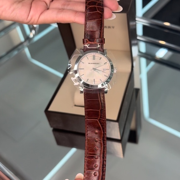 Burberry watch - Picture 1 of 2